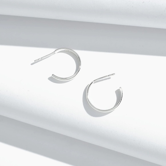 ❌ SOLD ❌ Delicate Collection Demi-Fine 14k Plated Small Hoop Earrings - Picture 1 of 4